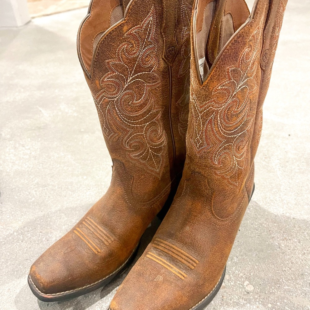 Ariat woman's cowgirl boots size 8